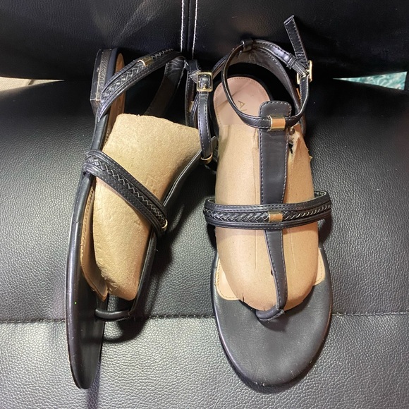 Aldo Black Thong Sandals Size 9 - Picture 3 of 14